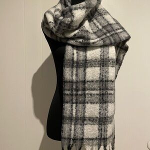 Old Navy Monochrome Plaid Scarf NWOT